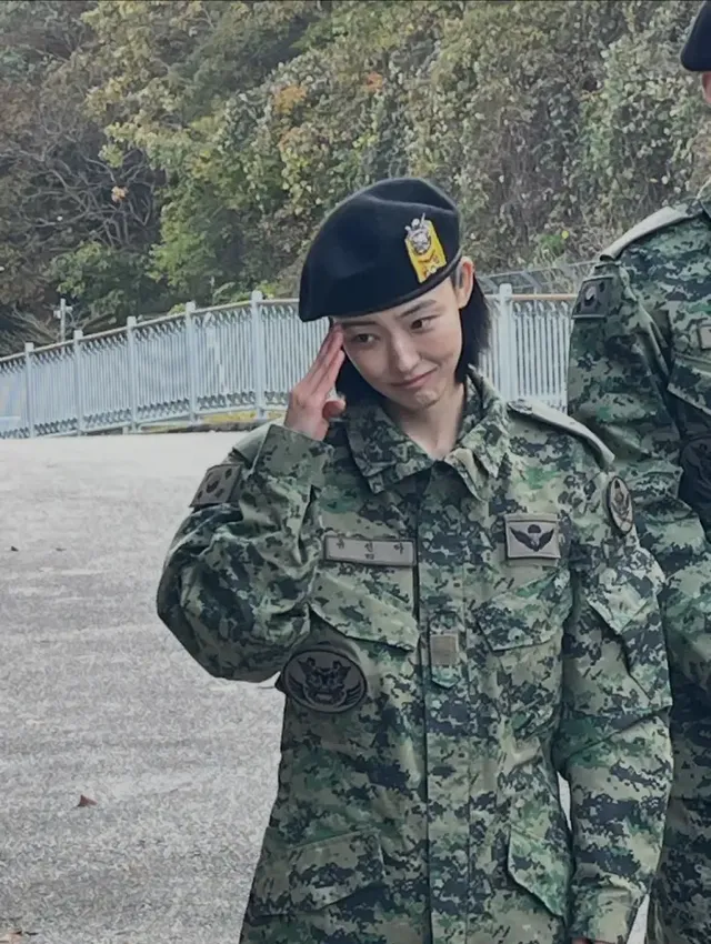 거수경례하는 전소니 | 군복 입고 이렇게 귀여우면 반칙 아닌가요? /사진=전소니 인스타그램