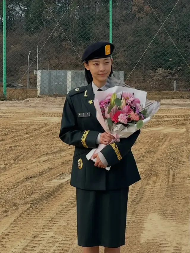 정복에 꽃다발 든 전소니 | 제복 판타지 자극하는 