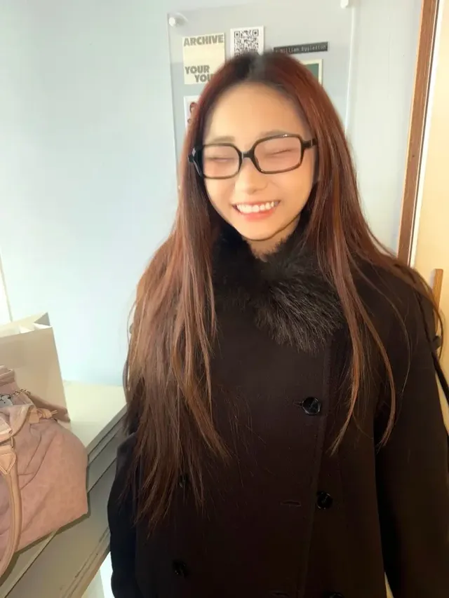 뿔테 안경 포인트 | 긱시크 무드를 자아내는 안경과 무결점 미소의 완벽한 조화 /사진=로아 인스타그램