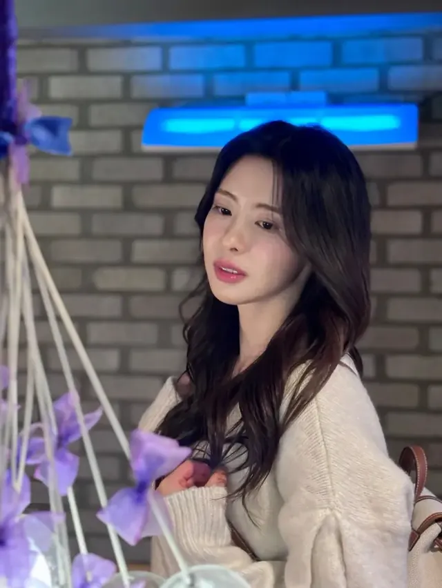 브라운 롱 웨이브 | 조명을 머금은 듯 찰랑이는 머릿결로 연출한 도회적 우아함 /사진=이유빈 인스타그램