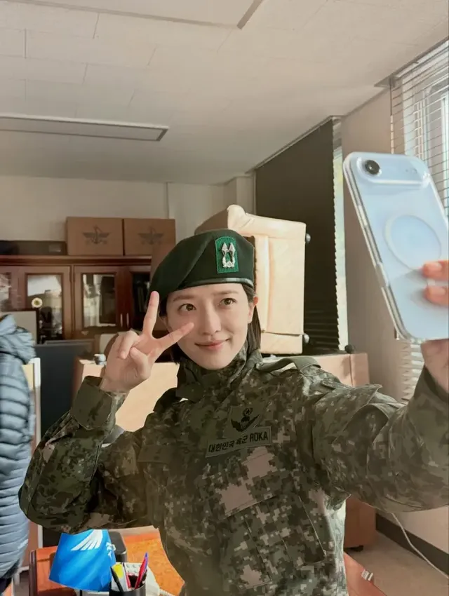 거울 셀카 중인 표예진 | 이 미모면 국가 기밀급 보안 필요할 듯 /사진=표예진 공식 SNS