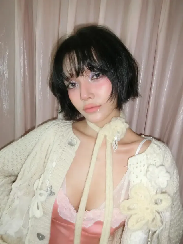 란제리 레이어링 | 새틴과 니트의 온도 차를 즐기는 과감한 믹스매치 /사진=신지민 인스타그램