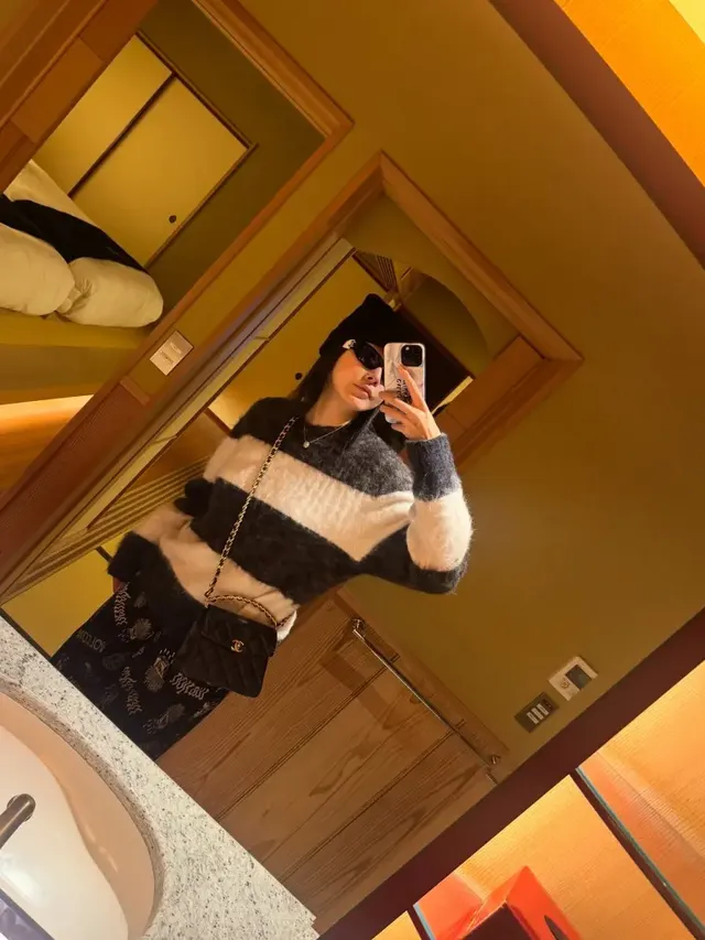 실내에서 거울 셀카를 촬영 중인 달수빈 | 아픈 와중에도 스타일은 