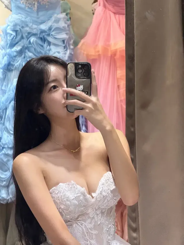 하트넥 디테일 | 과감한 클레비지 라인으로 시선을 압도하는 고혹적인 거울 셀카 /사진=안지현 인스타그램