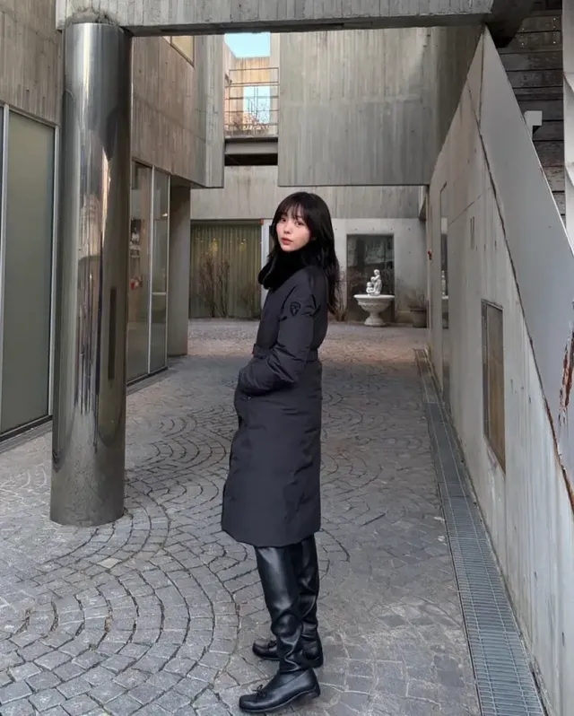 레더 롱부츠 매치 | 코트 아래로 끝없이 이어지는 다리 길이, 비율 장인의 위엄 /사진=채수빈 인스타그램