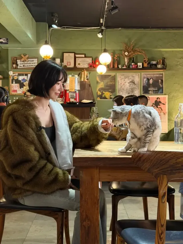 퍼 자켓 믹스매치 | 고양이와 커플룩인 듯 포근한 감성이 묻어나는 카페 데이트룩 /사진=사쿠라 인스타그램