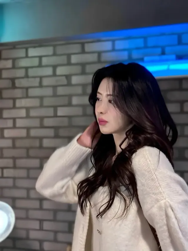 오버사이즈 화이트 니트 | 반사판이 필요 없는 화사한 컬러감으로 완성한 ‘청순 무드’ /사진=이유빈 인스타그램