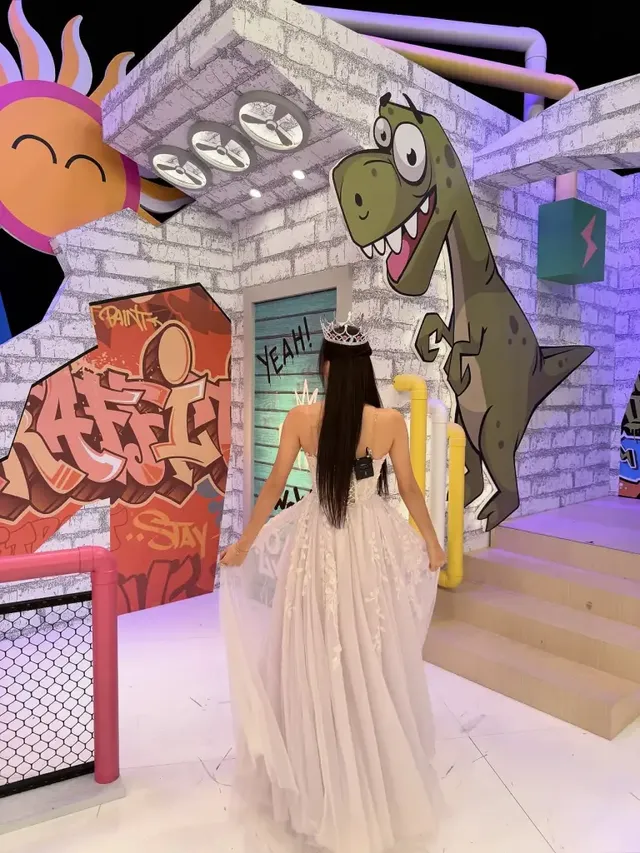 튤 스커트 실루엣 | 풍성한 치맛자락과 긴 생머리가 조화를 이룬 완벽한 뒷모습 /사진=안지현 인스타그램