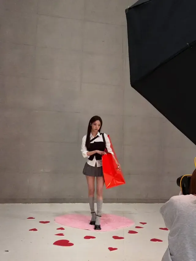 하트 킬러 | 셔츠와 코르셋의 믹스매치로 완성한 치명적인 프레피 스타일 /사진=여름 인스타그램