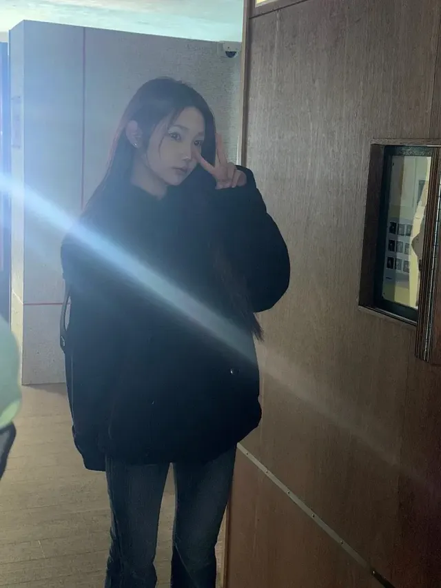 블랙 퍼 칼라 코트 | 시크함과 귀여움을 동시에 잡은 로아의 올 블랙 윈터 아우터 /사진=로아 인스타그램