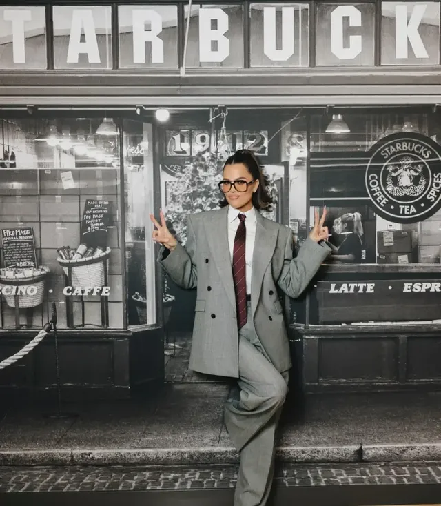 #수트셋업 #브이포즈 | 클래식한 수트 입고 세상 힙하게 브이! /사진=클로에카다시안 인스타그램