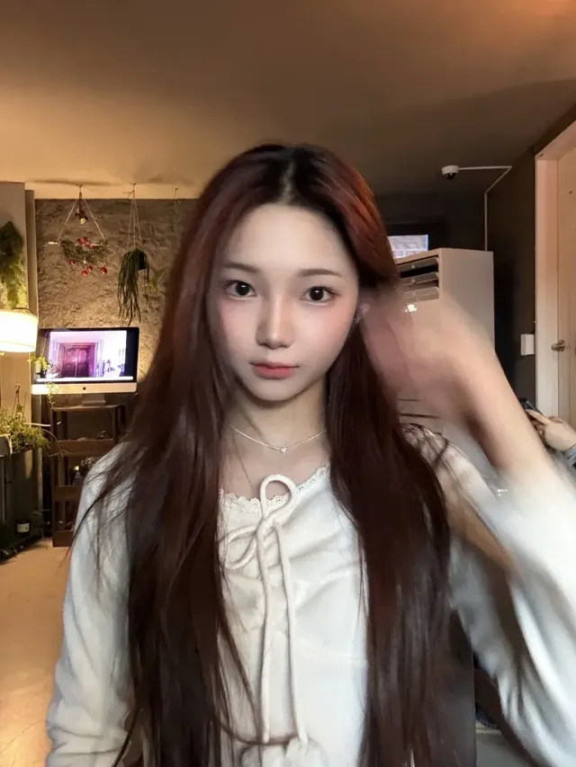 윈터 데일리룩 | 아우터의 볼륨감과 슬림한 팬츠 라인으로 완성한 감각적인 밸런스 /사진=로아 인스타그램