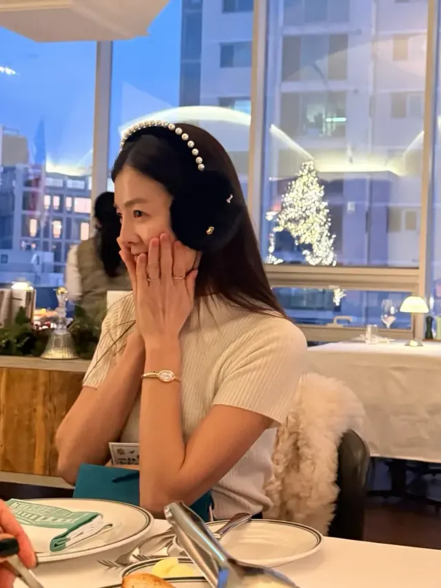 진주 이어머프 & 골지 니트 | "오늘 메뉴는 우아함?" 진주와 퍼로 완성한 역대급 소공녀 비주얼 /사진=김성은 인스타그램