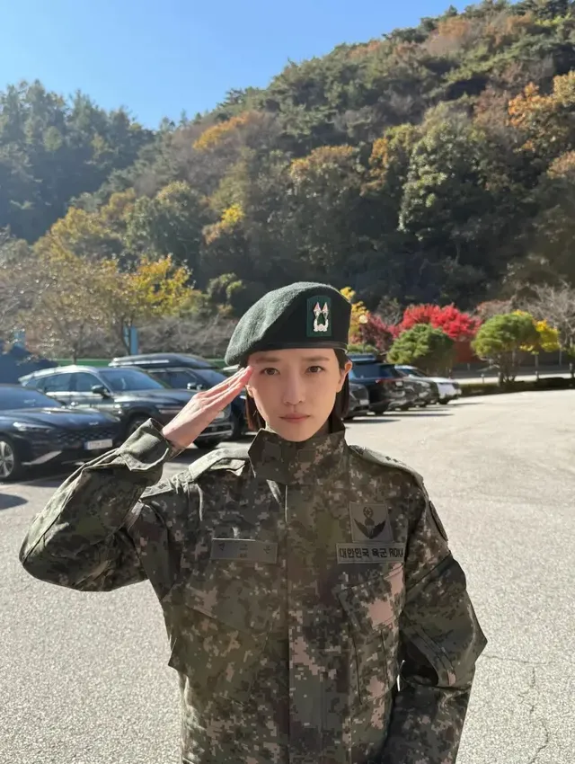 군복 입은 표예진 | 각 잡힌 경례에 팬들 심장도 