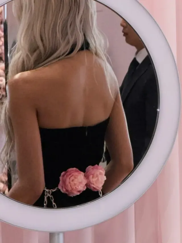 백포인트 로즈 디테일 | 드레스 뒷면에 숨겨진 커다란 핑크 꽃 장식으로 반전 매력 선사 /사진=다영 인스타그램