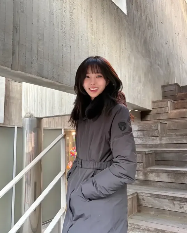 프리미엄 벨티드 패딩 | 패딩의 부함을 지우고 우아한 곡선만 남긴 반전 실루엣 /사진=채수빈 인스타그램