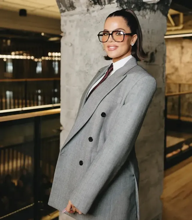 #Khlo-udFoods #거대팝콘 | "수트 입고 팝콘 먹어봤어?" 반전 매력의 홍보 요정 /사진=클로에카다시안 인스타그램