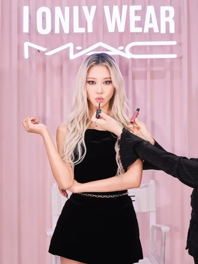 맥 파우더 키스 룩 | 뷰티 화보를 방불케 하는 완벽한 메이크업과 매혹적인 포즈 /사진=다영 인스타그램