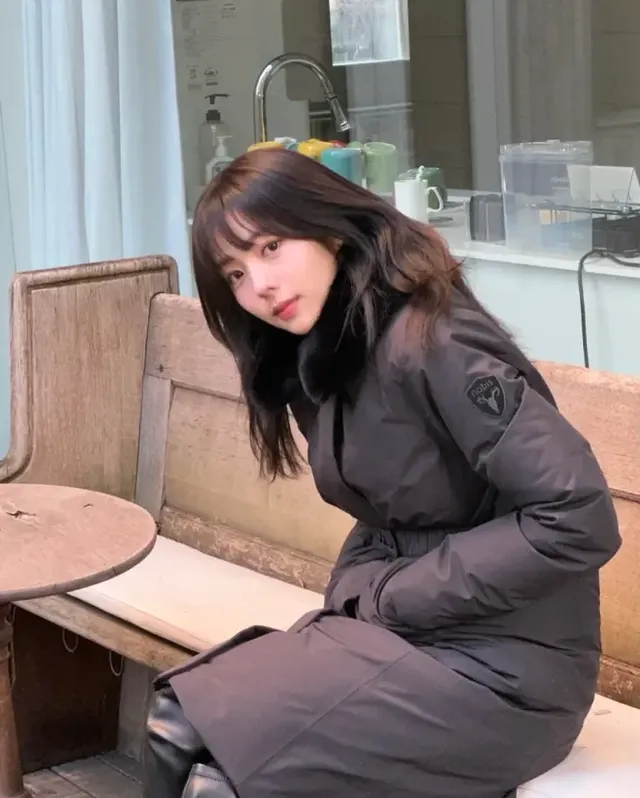 퍼 칼라 포인트 | 시크한 다크 톤 아우터로 완성한 고급스러운 겨울 감성 /사진=채수빈 인스타그램