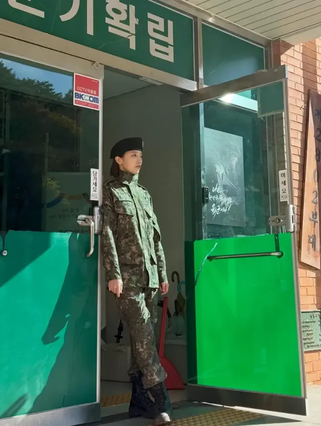 전신 샷의 표예진 | 군부대 입구를 런웨이로 만드는 모델 포스 /사진=표예진 공식 SNS