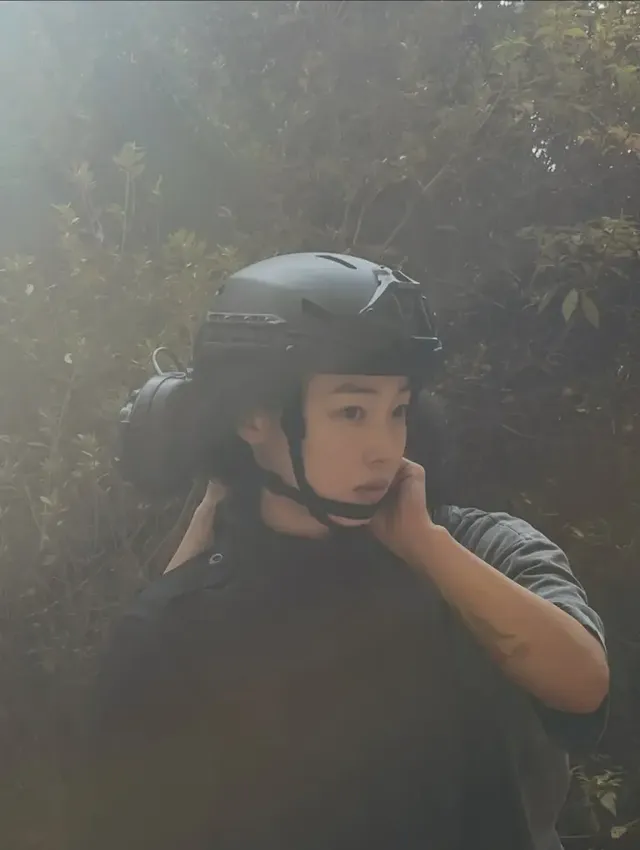 장비 점검 중인 전소니 | 투박한 헬멧도 패션 아이템으로 만드는 미모 /사진=전소니 인스타그램