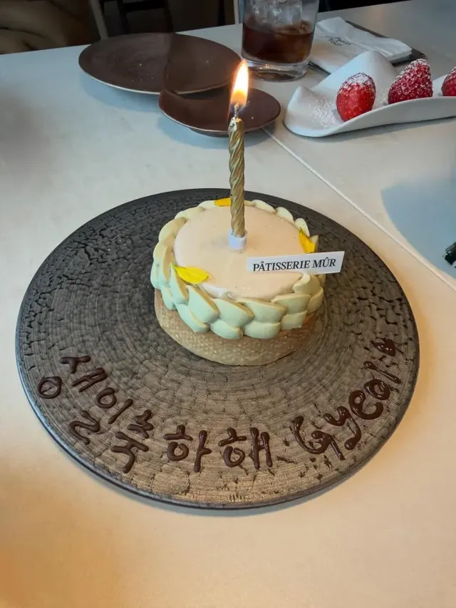 그레이 터틀넥 | 필드 밖에서도 