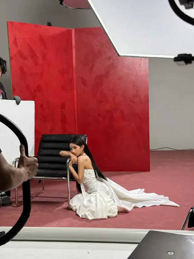 화이트 풀 스커트 | 레드 배경과 대비되는 대담한 포즈의 비하인드 컷 /사진=전소연 인스타그램