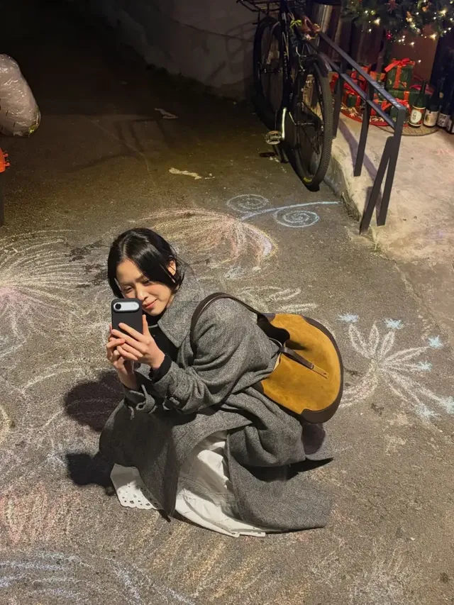 빈티지 믹스매치 | 분필 그림 사이에서 레이스 스커트의 반전을 뽐내는 류진의 귀여운 포즈 /사진=류진 인스타그램