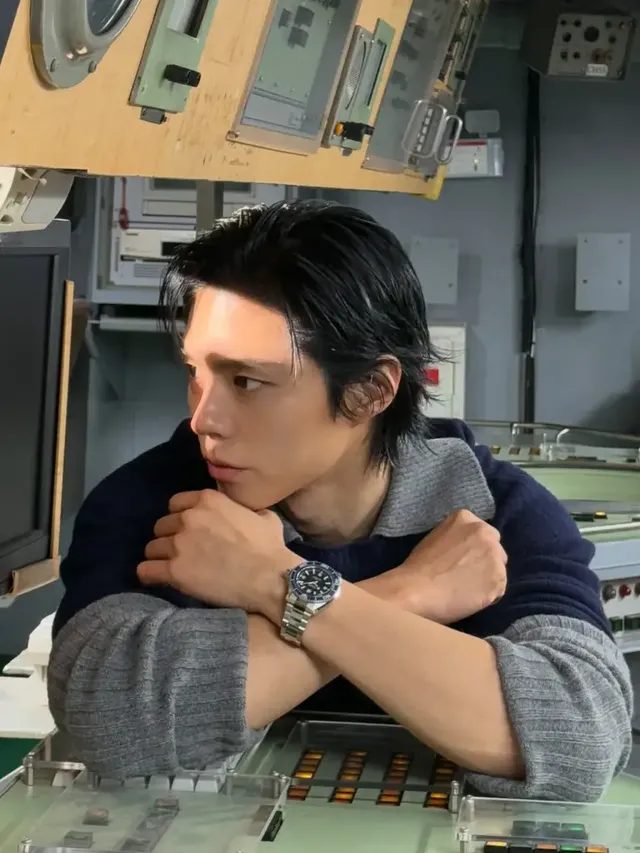 오메가 씨마스터 | 차가운 조정실을 한순간에 화보 촬영장으로 만드는 눈빛 /사진=박보검 인스타그램