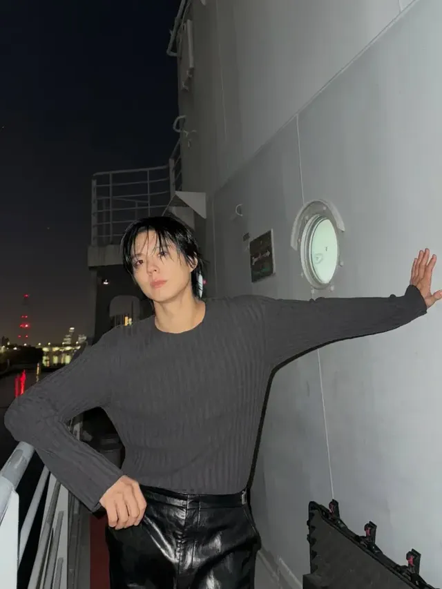 레더 팬츠 & 니트 | 밤바다보다 더 깊은 무드를 자아내는 블랙 카리스마 /사진=박보검 인스타그램