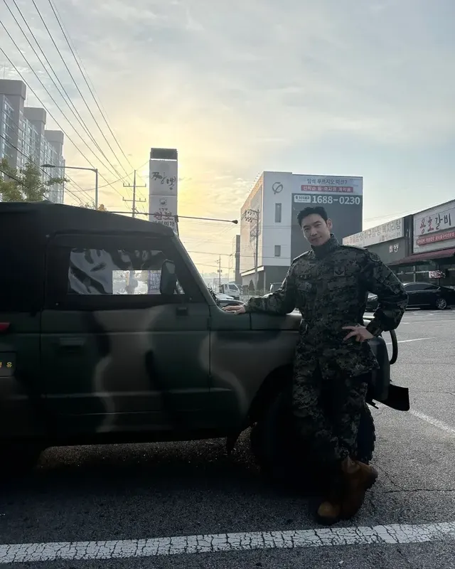 이제훈 군복 포즈 | 국방색마저 트렌디하게 소화하는 비주얼 기사님 /사진=이제훈 인스타그램