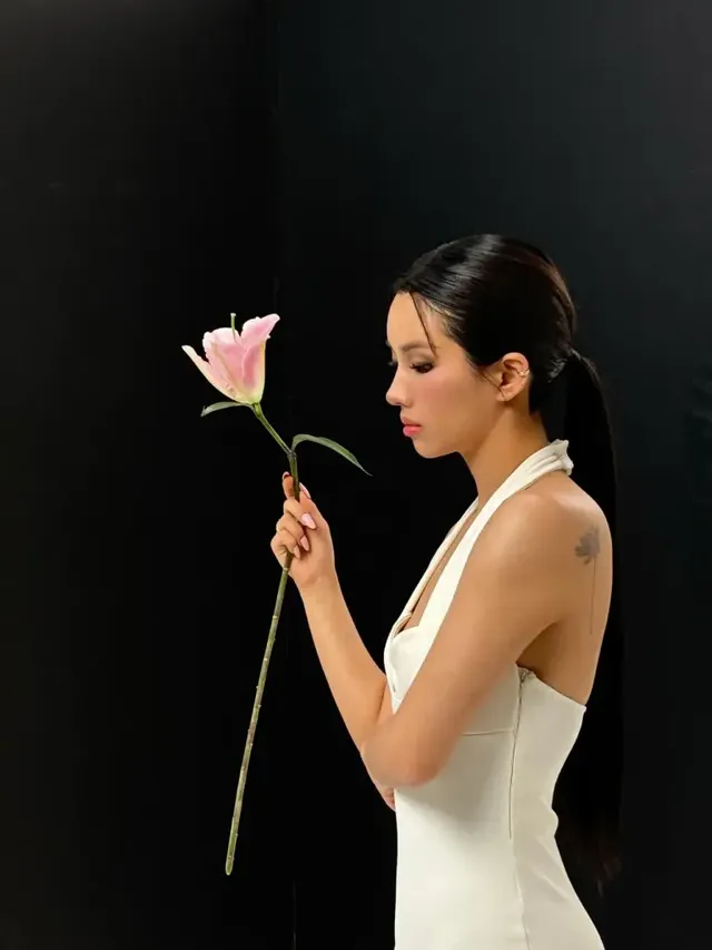 화이트 홀터넥 드레스 | 꽃보다 맑은 피부 톤으로 완성한 청순 모먼트 /사진=전소연 인스타그램