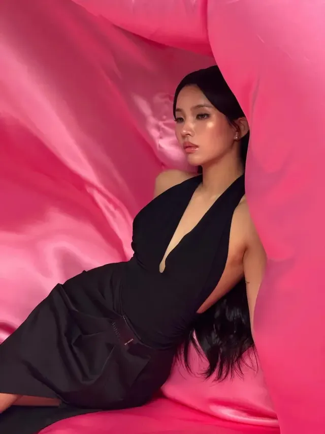 블랙 컷아웃 드레스 | 실크 배경을 뚫고 나오는 치명적인 눈빛과 포스 /사진=전소연 인스타그램