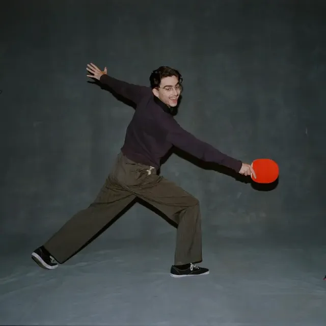 핑퐁 퍼포먼스 | 라켓 하나로 50년대 스포츠 무드를 평정한 티모시의 역동적 실루엣 /사진=티모시 샬라메 인스타그램
