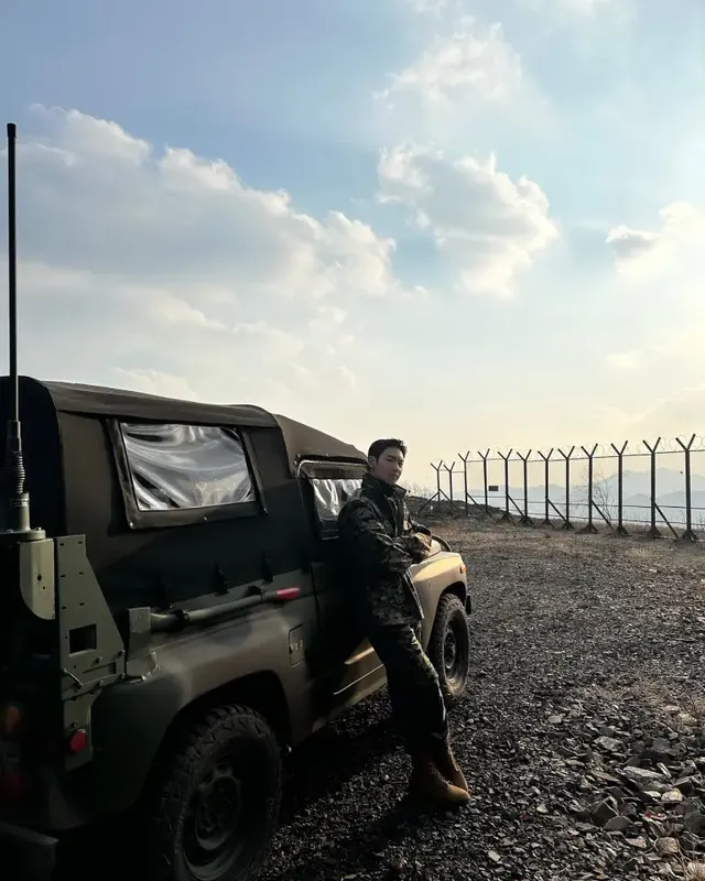 석양 속 이제훈 | 노을보다 더 뜨거운 눈빛으로 현장 압도 /사진=이제훈 인스타그램