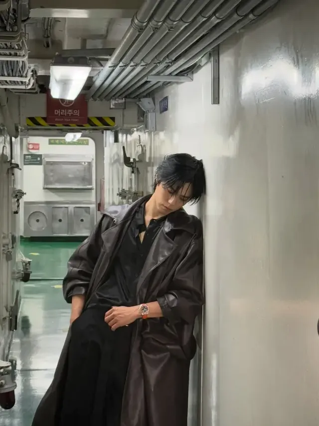 롱 레더 코트 | ‘시간의 행성’에서 방금 착륙한 듯한 압도적 피지컬 /사진=박보검 인스타그램