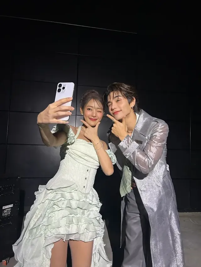 실버와 민트의 케미 | 차가운 톤의 조화로 완성한 도심 속 판타지 투샷 /사진=민니 인스타그램