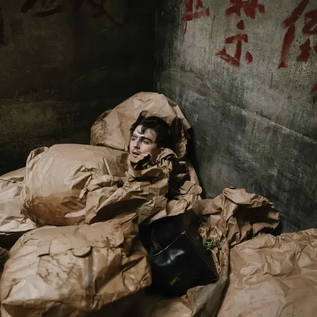 종이 속의 예술 | 쓰레기 더미마저 힙하게 소화하는 샬라메식 아방가르드 무드 /사진=티모시 샬라메 인스타그램