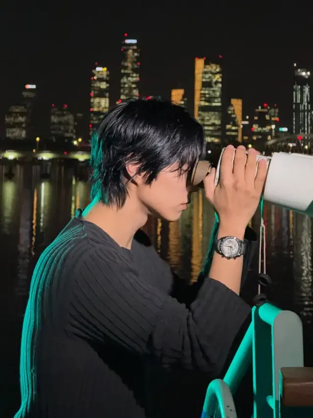 블랙 리브 니트 | 망원경으로 봐도, 맨눈으로 봐도 비현실적인 ‘옆선 미학’ /사진=박보검 인스타그램