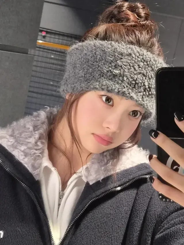 미러 셀카 2 | 블랙 앤 화이트의 정석, 편안함 속에 숨은 에디터급 스타일링 감각 /사진=홍은채 인스타그램