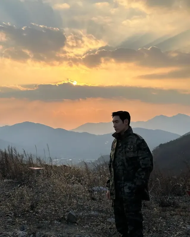 산 정상의 이제훈 | 드라마 피날레를 앞둔 김도기의 고독한 서사 /사진=이제훈 인스타그램