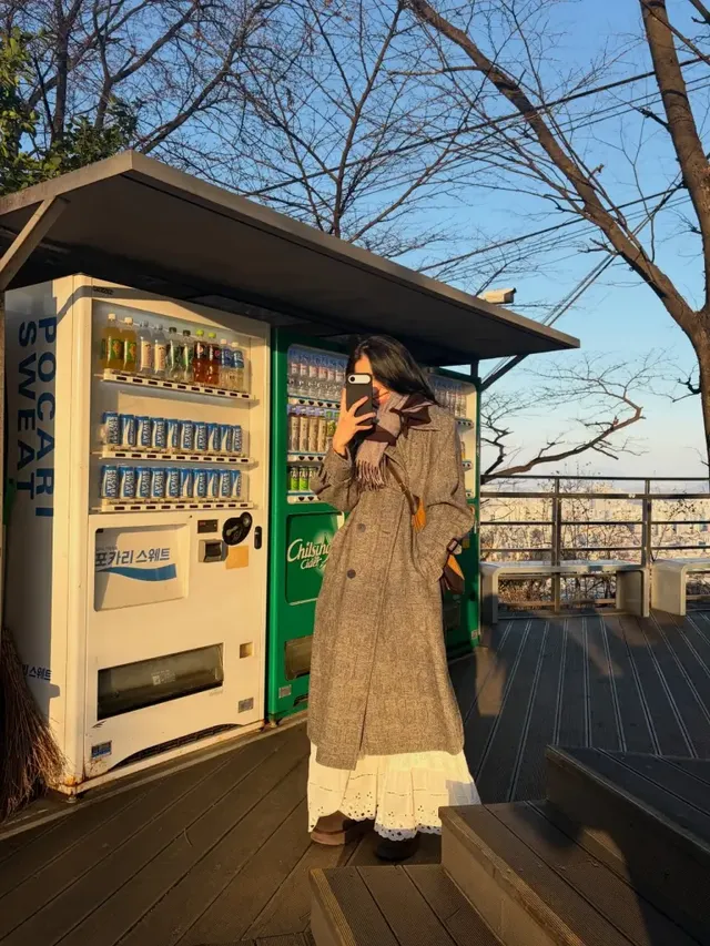 헤링본 코트 & 레이스 | 자판기 옆에서도 빛나는 