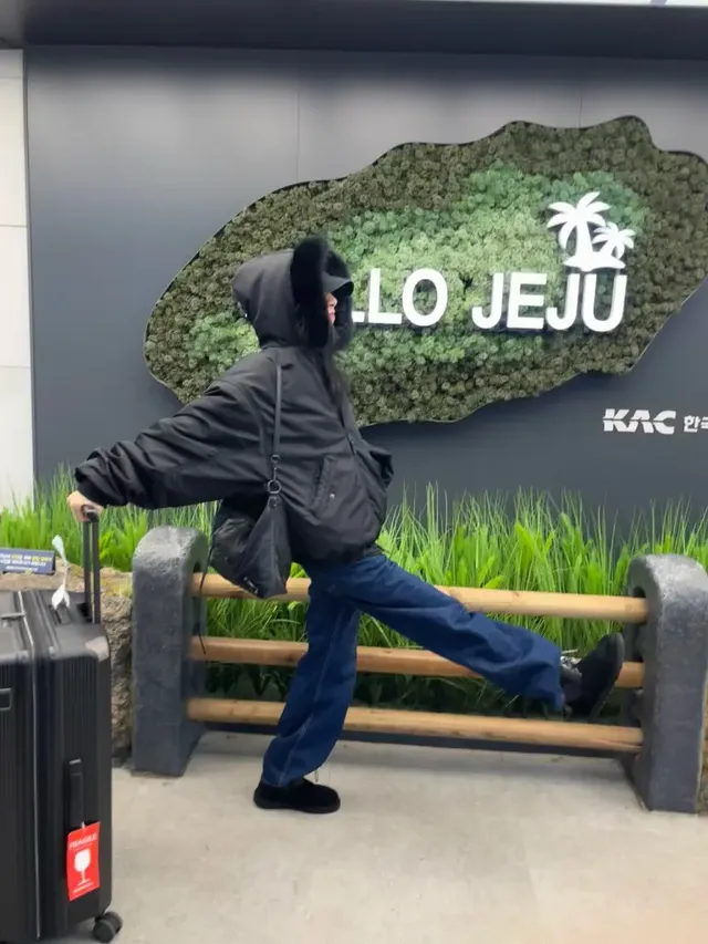 블랙 항공 점퍼 & 캐리어 | 제주 상륙과 동시에 공항을 런웨이로 바꿔버린 김서형의 