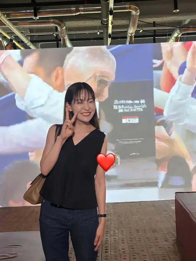 블랙 & 데님 믹스 | 아트적인 배경과 조화를 이루는 시크하고 미니멀한 전시장 패션 /사진=박은영 인스타그램