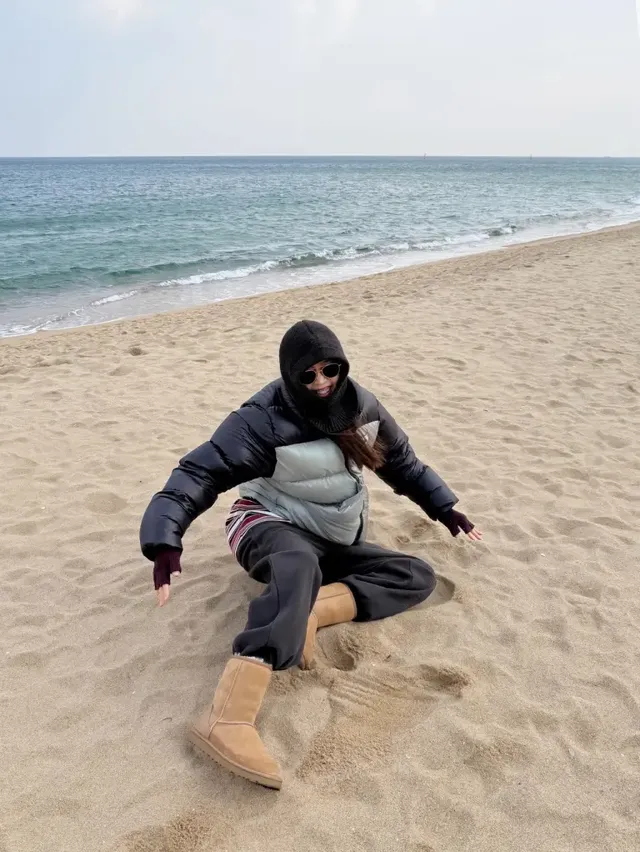 어그 부츠 & 조거 팬츠 | 모래사장도 두렵지 않은 