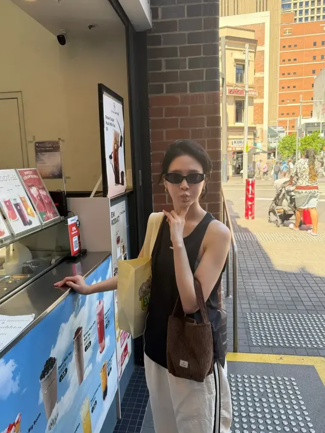 시티 스트릿 무드 | 선글라스와 코듀로이백으로 완성한 박규영표 ‘꾸안꾸’ /사진=박규영 인스타그램