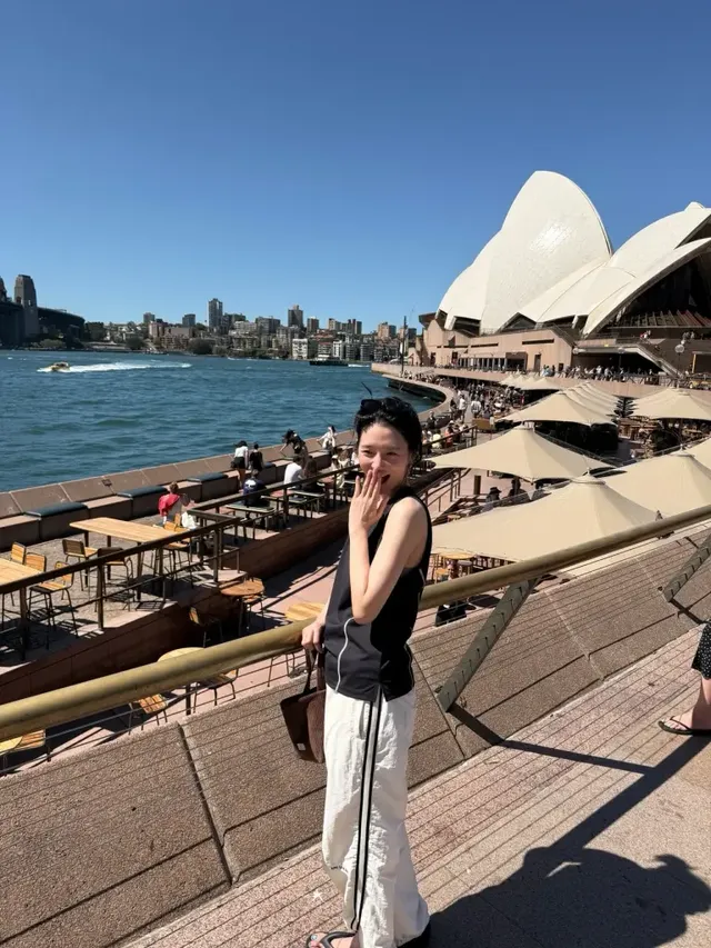 오페라 하우스 런웨이 | 랜드마크 앞에서도 굴욕 없는 완벽한 ‘상타하방’ 실루엣 /사진=박규영 인스타그램