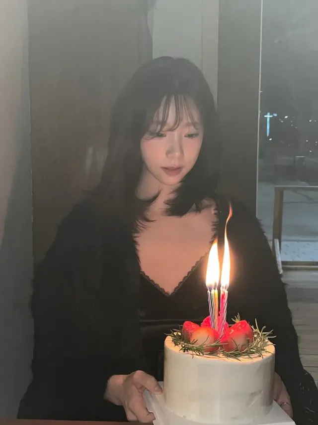 촛불 앞의 여름 | 어둠 속에서도 열일하는 미모에 팬들 마음은 불타는 중 /사진=여름 인스타그램