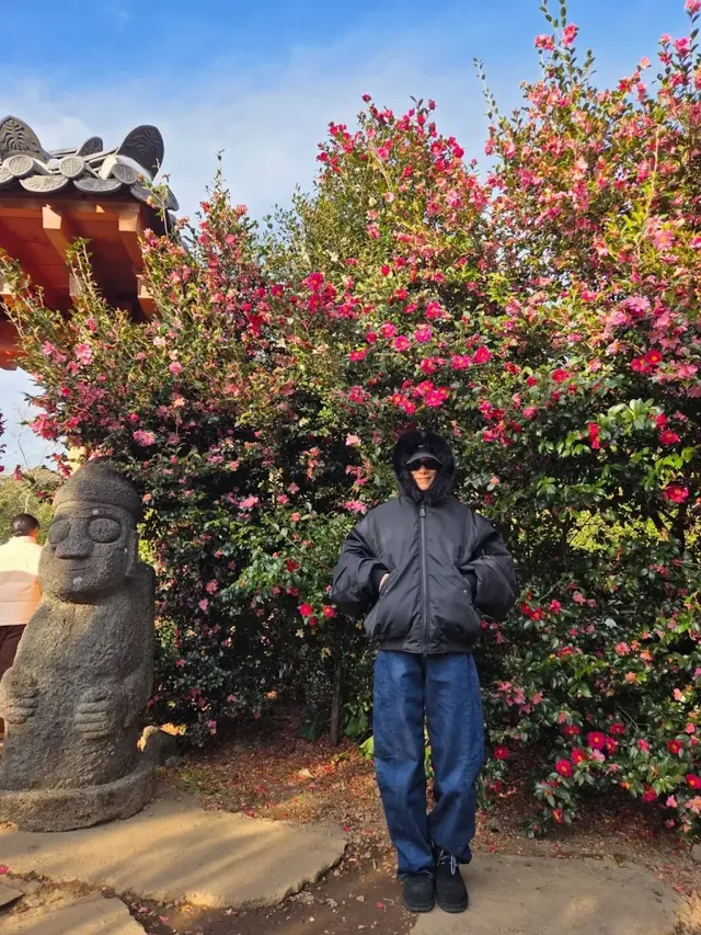 동백꽃 & 오버핏 룩 | 단단하게 찬란히 아름다운 동백보다 더 눈부신 