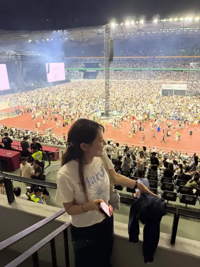 그래픽 티셔츠 룩 | 경기장 열기보다 뜨거운 미소, 마르디 메크르디로 완성한 이지 캐주얼 /사진=박은영 인스타그램